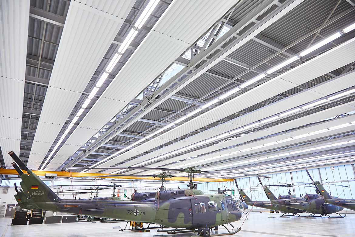 FRENGER Deckenstrahlplatten in einer Hubschrauberhalle der Bundeswehr