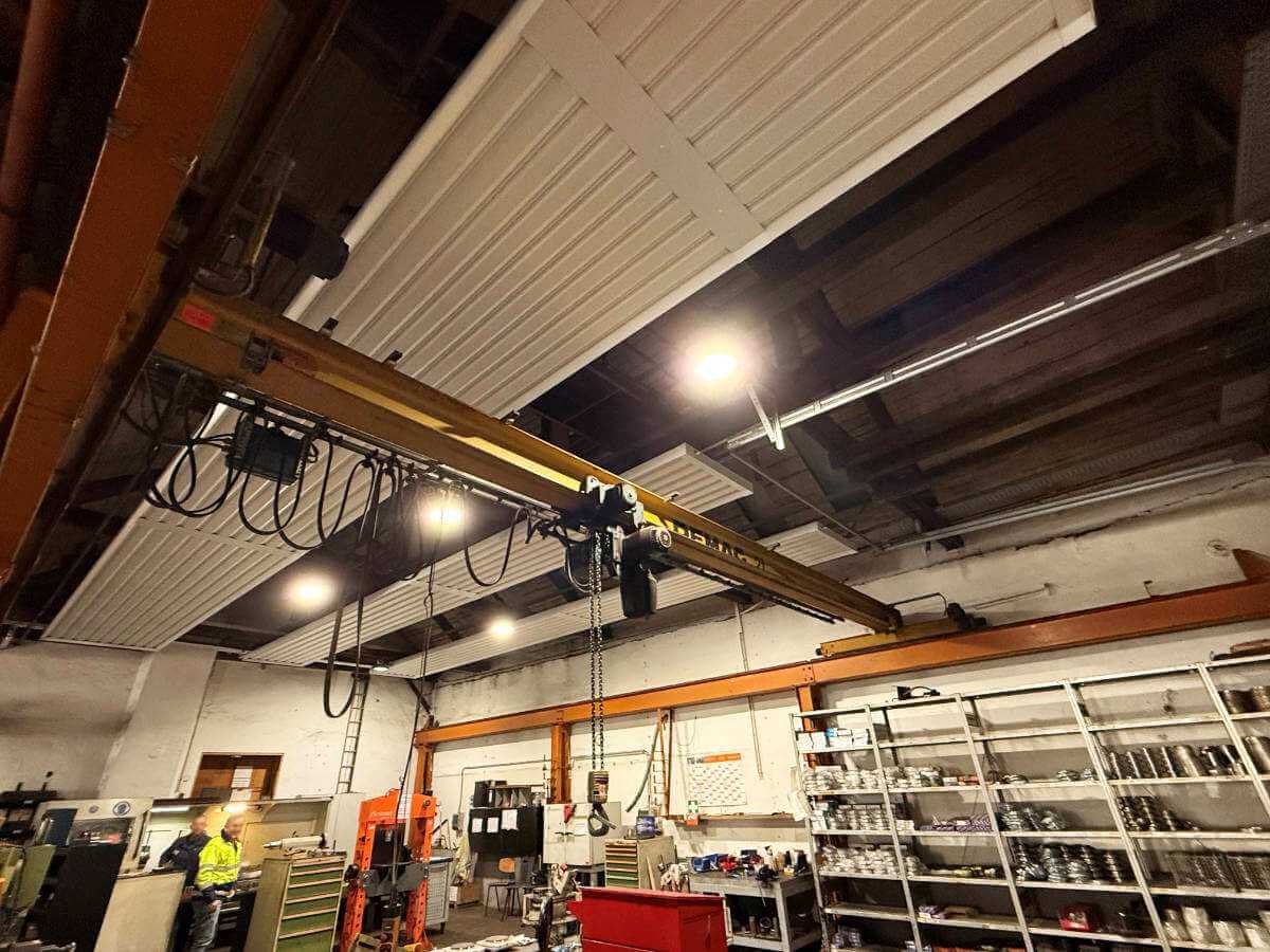 Deckenstrahlplatten in sanierter Werkstatt