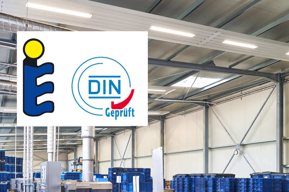 Deckenstrahlplatten mit LED-Leuchten in Teilereinigungshalle mit Keymarklogo auf weißem Grund.