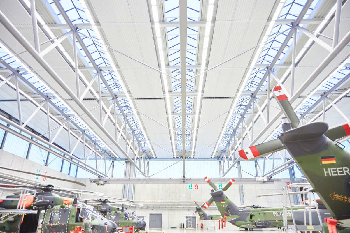 Hubschrauberhangar der Bundeswehr mit beleuchteten Deckenstrahlplatten