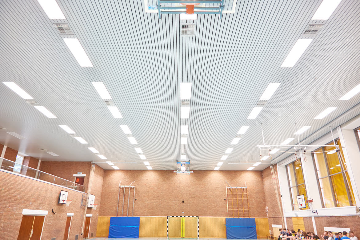 Paneel-Deckenstrahlheizung mit Beleuchtung in Sporthalle Trier