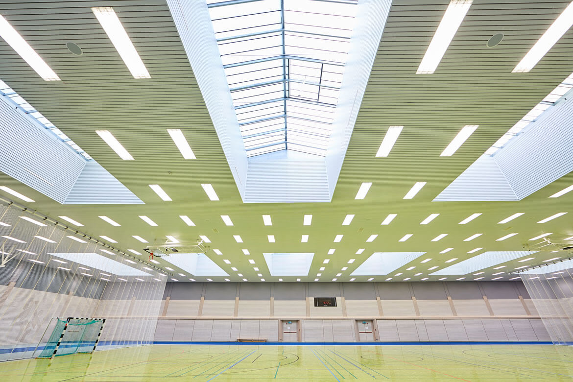 LED-Austauschleuchten in einer Sporthalle