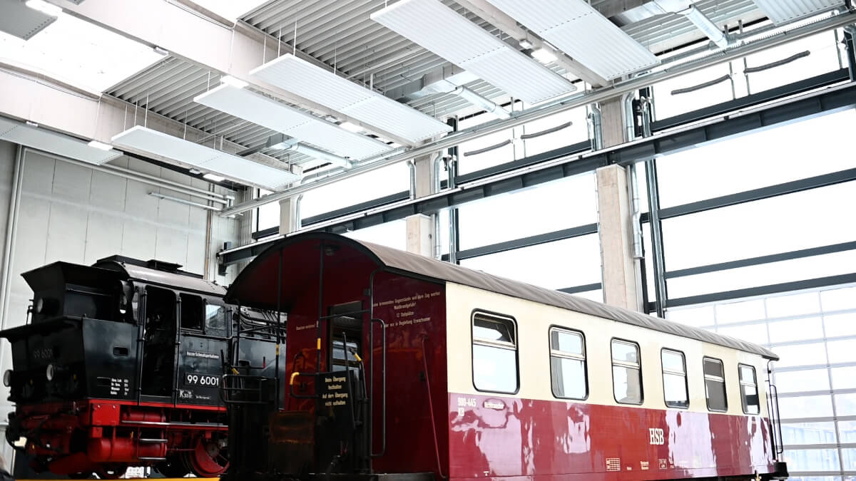 Deckenstrahlplatten als Deckenheizung in der HSB-Werkstatt für historische Dampfloks