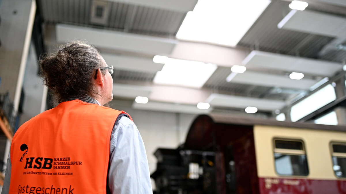 Deckenstrahlplatten in HSB Werkstatt über Mann und Eisenbahnwaggon