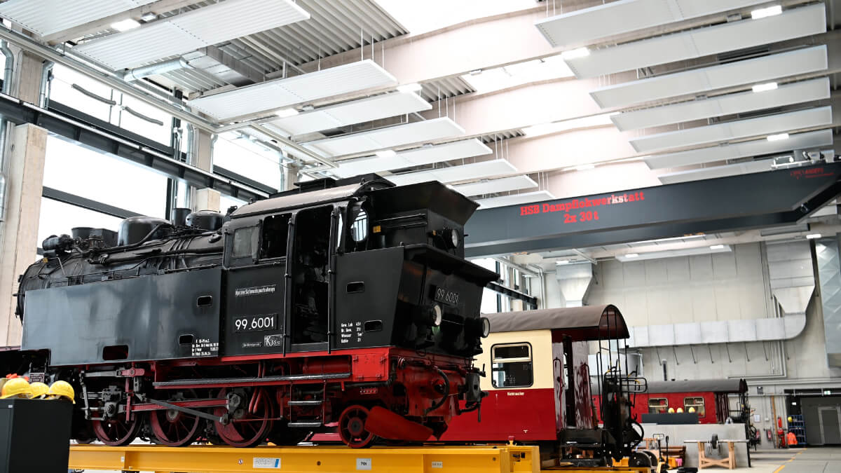Deckenstrahlplatten über historischer Dampflok in Werkstatt