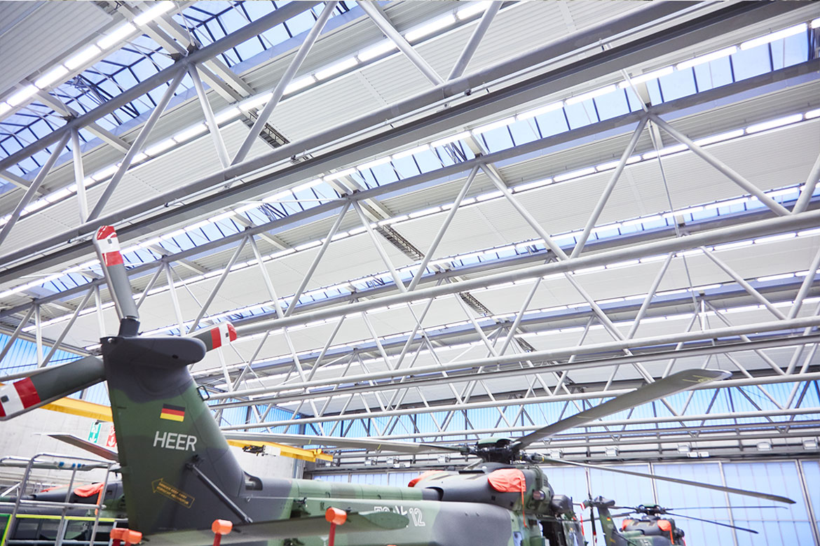 Frenger Deckenstrahlplatten im Hubschrauberhangar der Bundeswehr