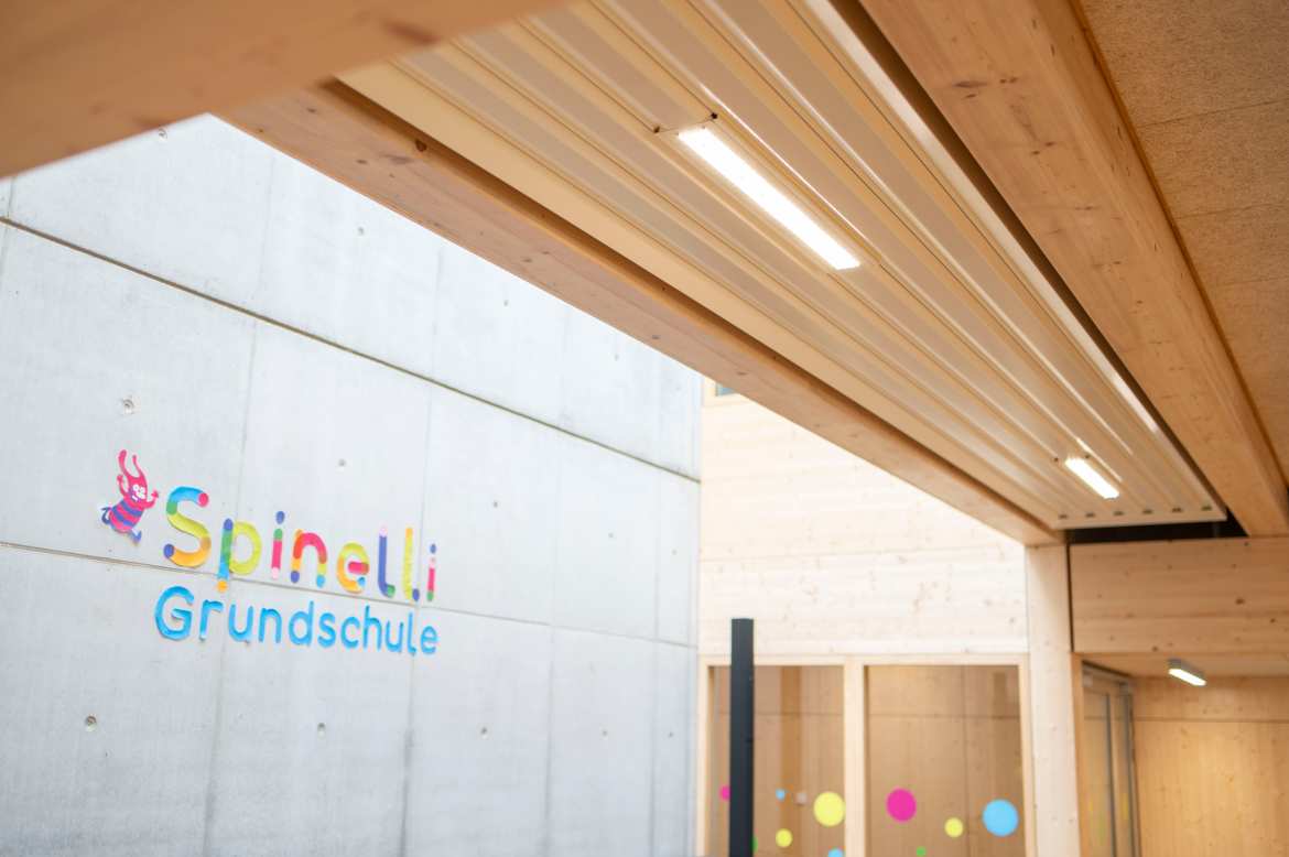 Deckenstrahlplatte hellelfenbein mit LED Licht in Spinelli Grundschule