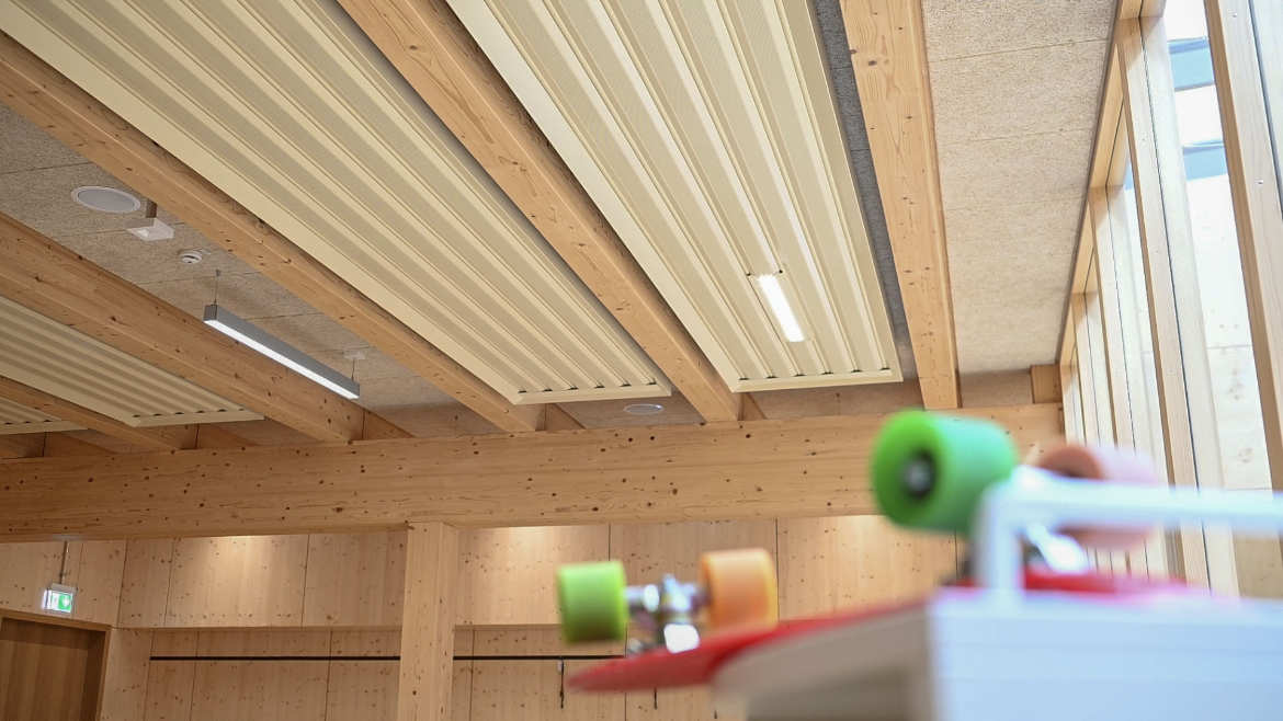 Hellbeige Deckenstrahlplatten mit Licht in Schularbeitsraum Spinellischule