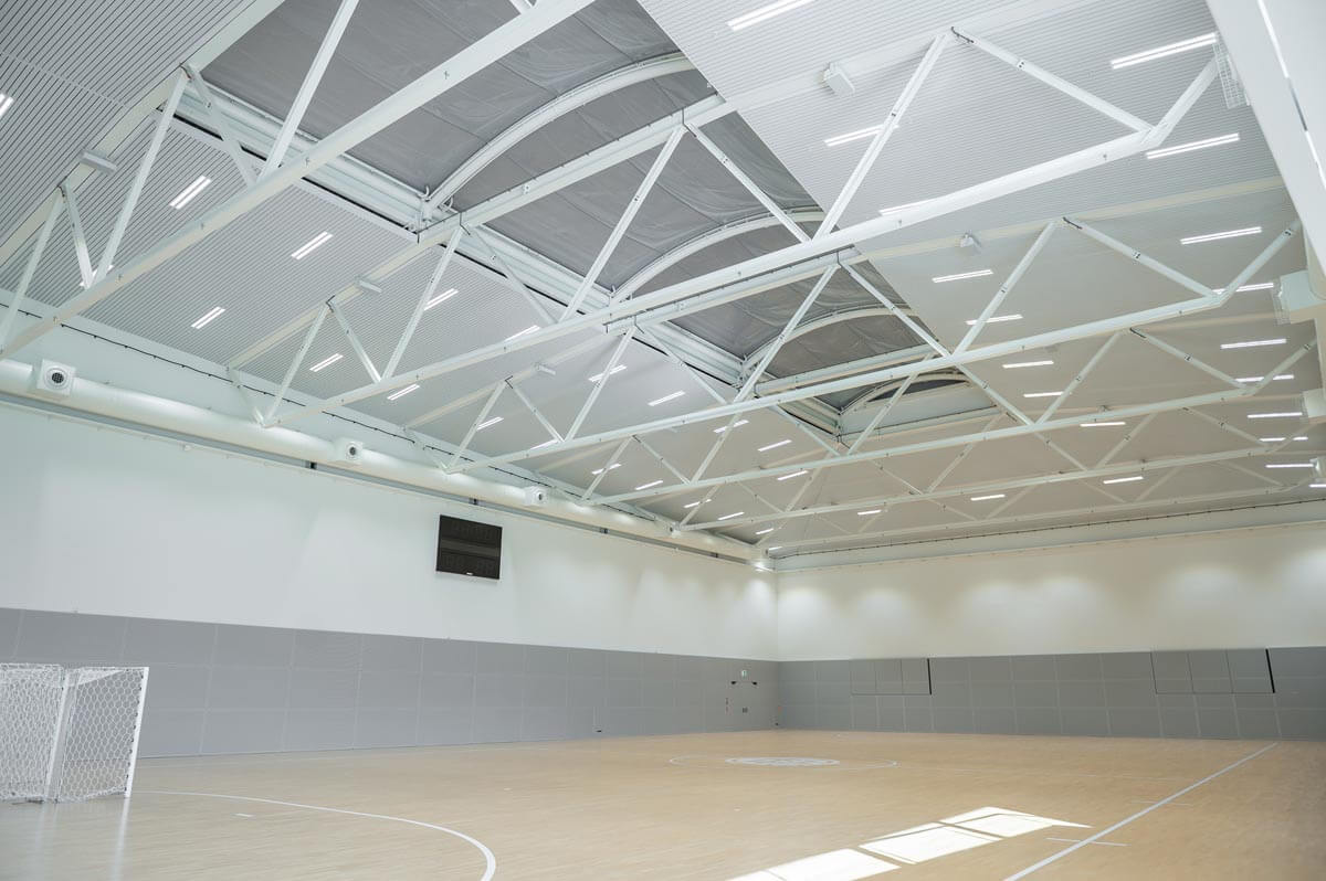 Deckenstrahlungsheizung mit LED-Leuchten an schrägen Decken der DFB-Futsalhalle