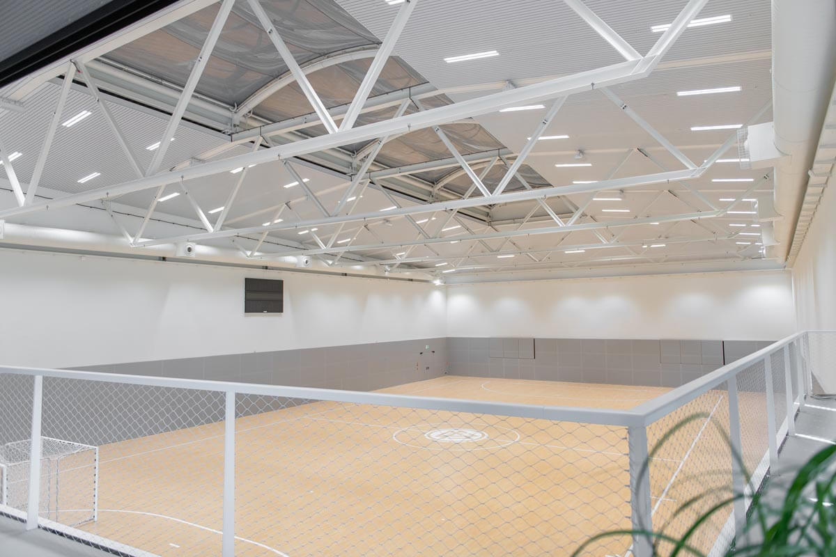 Paneel-Deckenstrahlungsheizung S-85 mit LED-Licht von FRENGER in der DFB-Futsalhalle