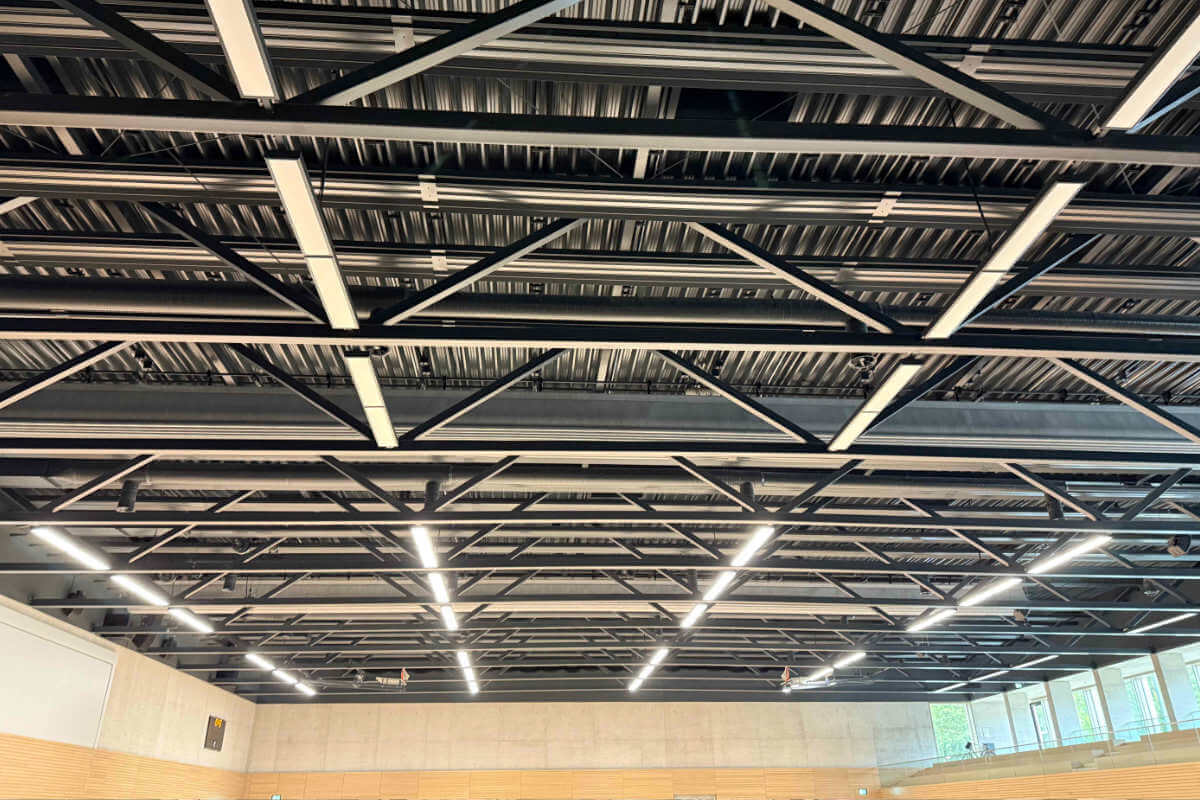 deckenstrahlplatten von frenger in schwarz in veranstaltungshalle