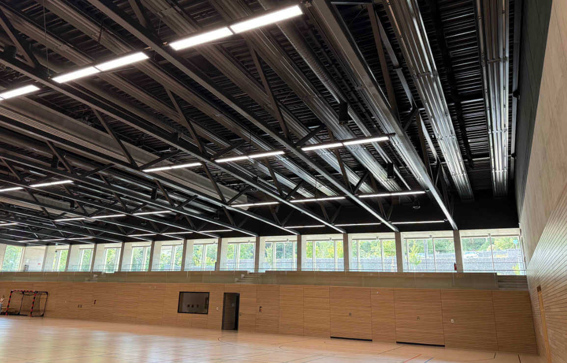 Schwarze Deckenstrahlplatten ECO EVO Plus² in Rheinhessenhalle